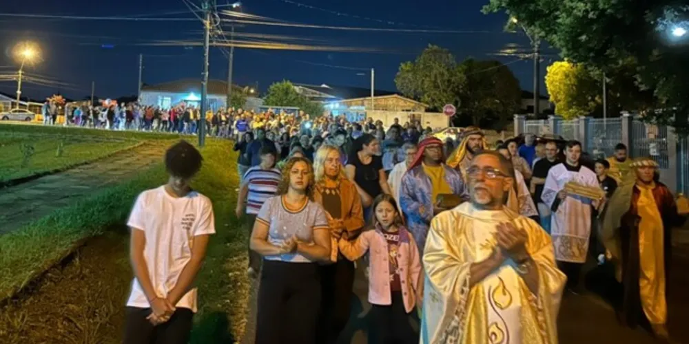 Depois da celebração na igreja, foram visitadas cinco casas. Alguns moradores montaram pequenos altares na calçada, em frente