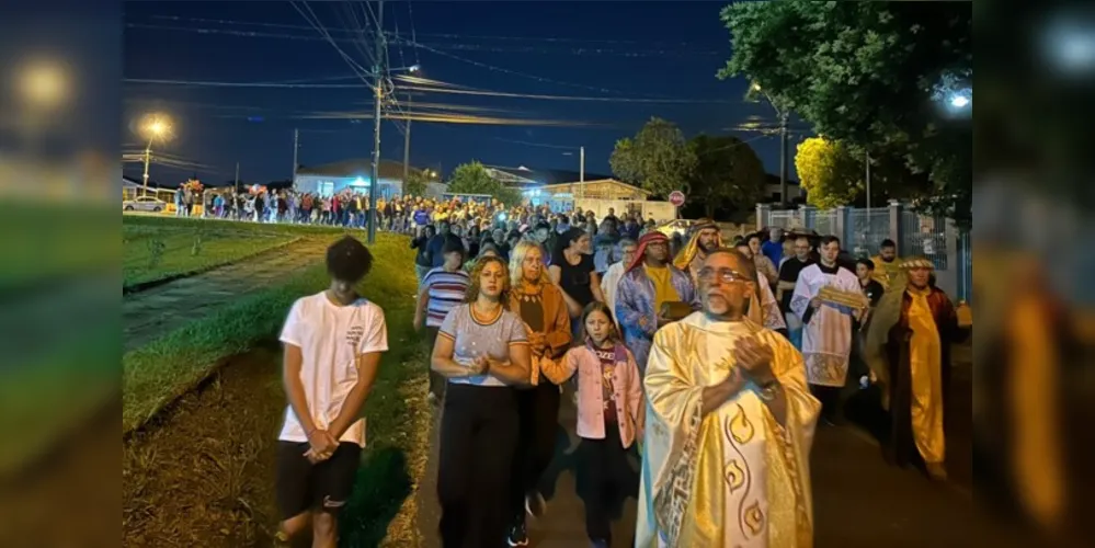 Depois da celebração na igreja, foram visitadas cinco casas. Alguns moradores montaram pequenos altares na calçada, em frente