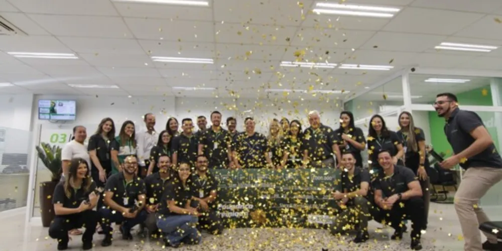 Associada e colaboradores da cooperativa celebraram entrega do cheque simbólico com prêmio especial