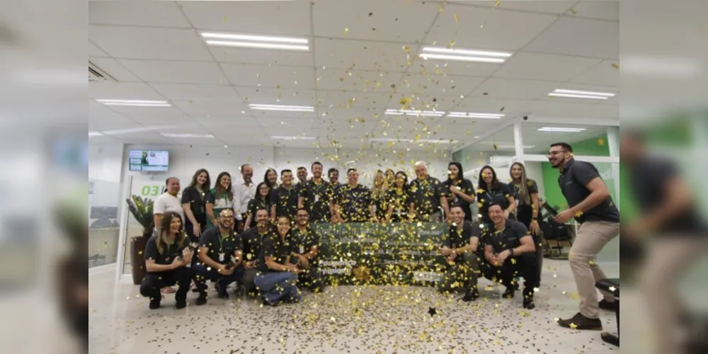 Associada e colaboradores da cooperativa celebraram entrega do cheque simbólico com prêmio especial