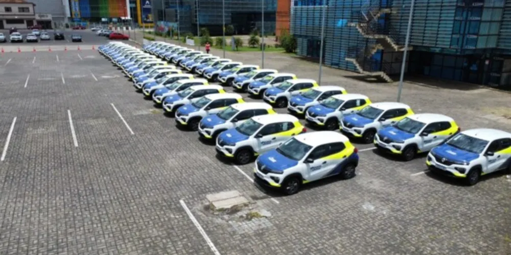 A entrega foi feita no Estacionamento da Biblioteca Pública Municipal.