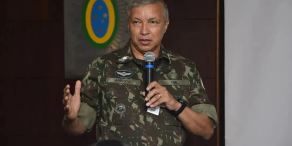 O general Júlio César de Arruda, demitido do cargo de comandante do Exército por Lula neste sábado (21)