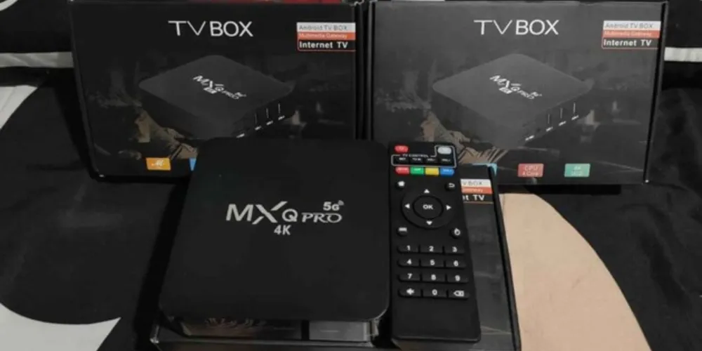 Apesar de se tratar de um recurso ilegal, pois acessa clandestinamente serviços restrito a assinantes, os aparelhos de “TV Box” são comercializados livremente em grandes sites de comércio eletrônico