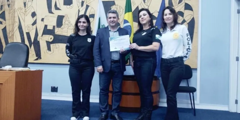 Momento da entrega da Moção de Aplauso para a policial Kelly Isabel Rodrigues de Paula.