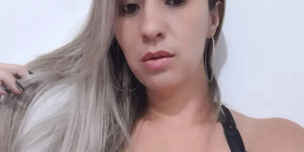 Mulher estava na praia com a família, inclusive os dois filhos