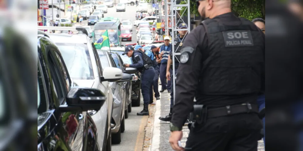 De acordo com informações da SMCSP, mais de 150 veículos foram abordados durante a ação, que teve como objetivo orientar a comunidade sobre cuidados a serem observados durante as  festas de fim de ano.