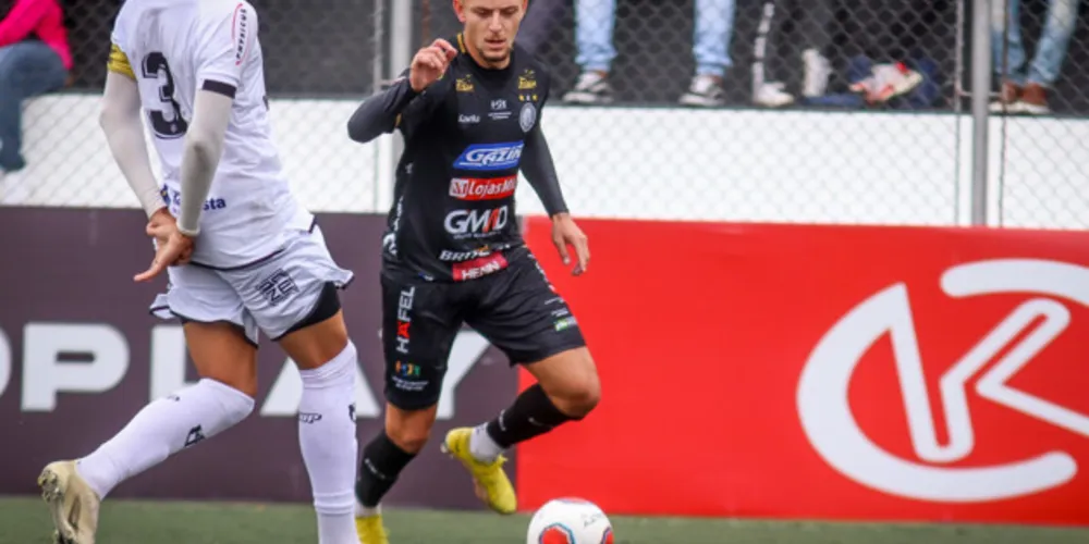 O atacante Alemão, autor do gol do Operário, em ação.