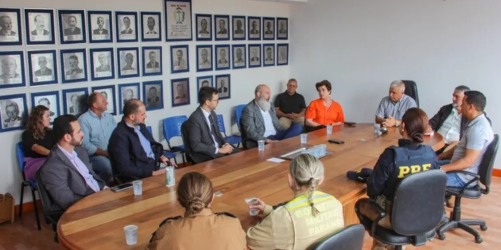 Prefeito de Irati, Jorge Derbli,  acompanhado pela vice, Ieda Waydzik, recebem novo delegado