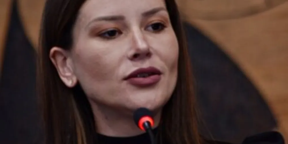 A vereadora Joce Canto (PSC) em discurso na tribuna da Câmara Municipal de Ponta Grossa