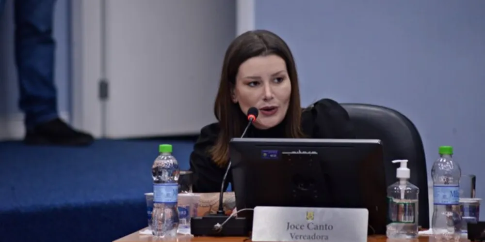 Joce Canto em discurso na Câmara Municipal de Ponta Grossa