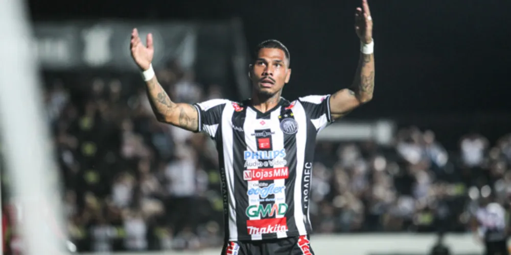 Primeira 'aparição' do uniforme I, o listrado, foi no duelo deste domingo