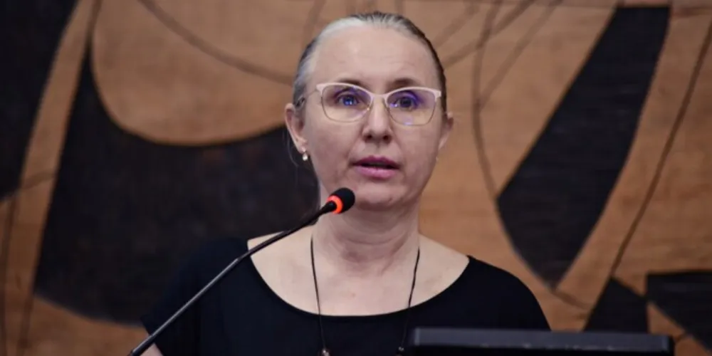 A vereadora Josi do Coletivo, em discurso na Câmara Municipal.