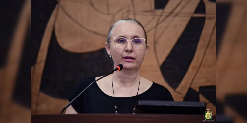 A vereadora Josi do Coletivo, em discurso na Câmara Municipal.