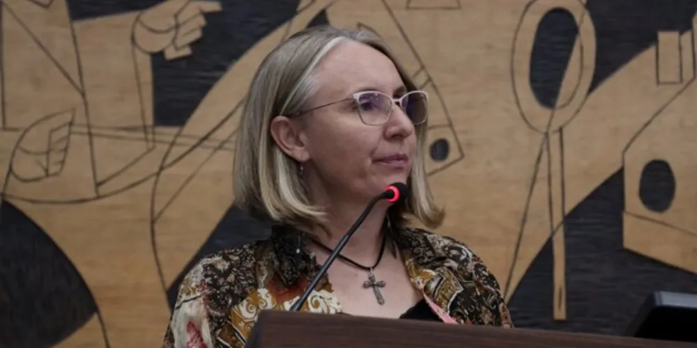 A vereadora Josi Kieras (Psol) em discurso na Câmara Municipal de Ponta Grossa