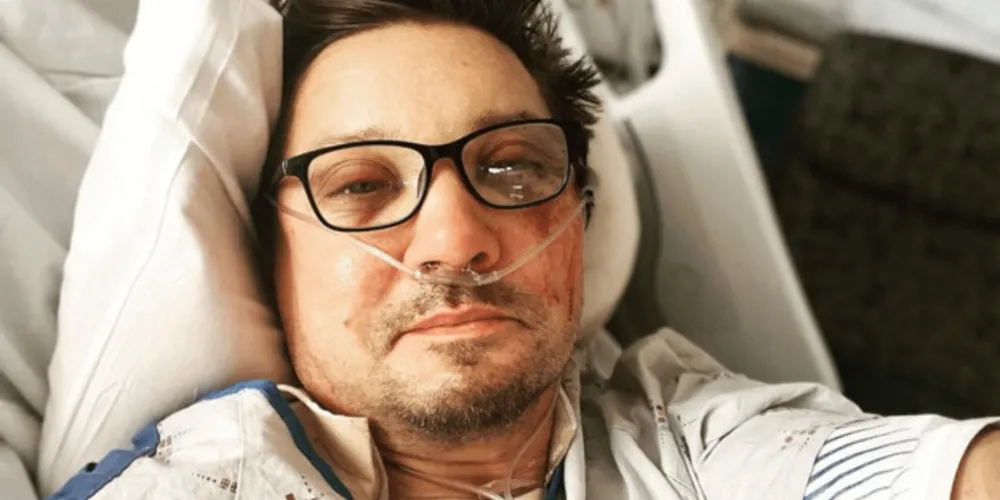 Na noite de terça (03), Renner postou uma foto nas redes sociais agradecendo o apoio dos fãs.