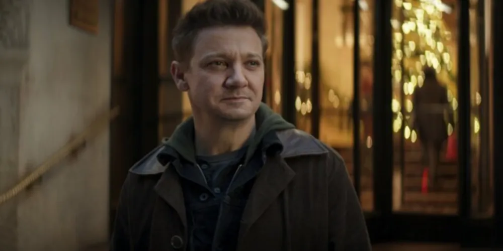 No Twitter, o intérprete do Gavião Arqueiro disse que já estava em casa com a família