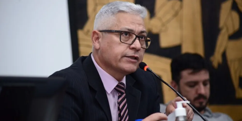 O vereador Léo Farmacêutico (PSD) em discurso na Câmara Municipal.