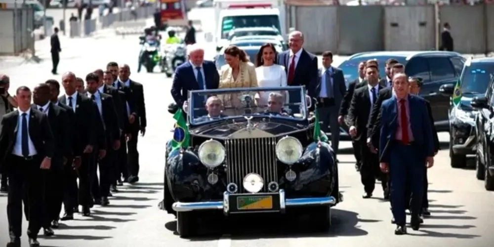 Lideranças e suas esposas desfilaram, juntos, no carro presidencial