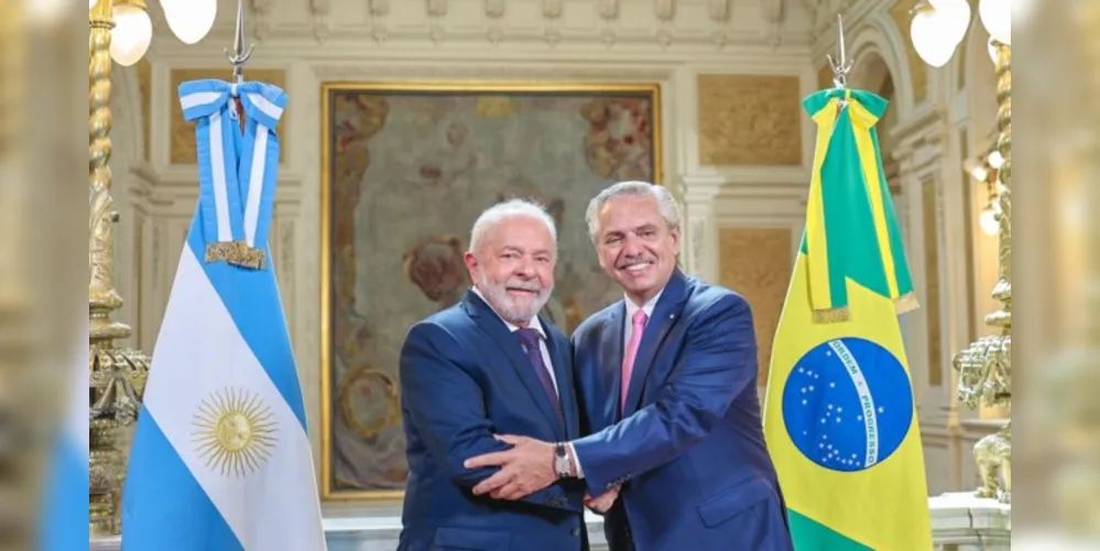 À esquerda o presidente do Brasil e à direita o da Argentina