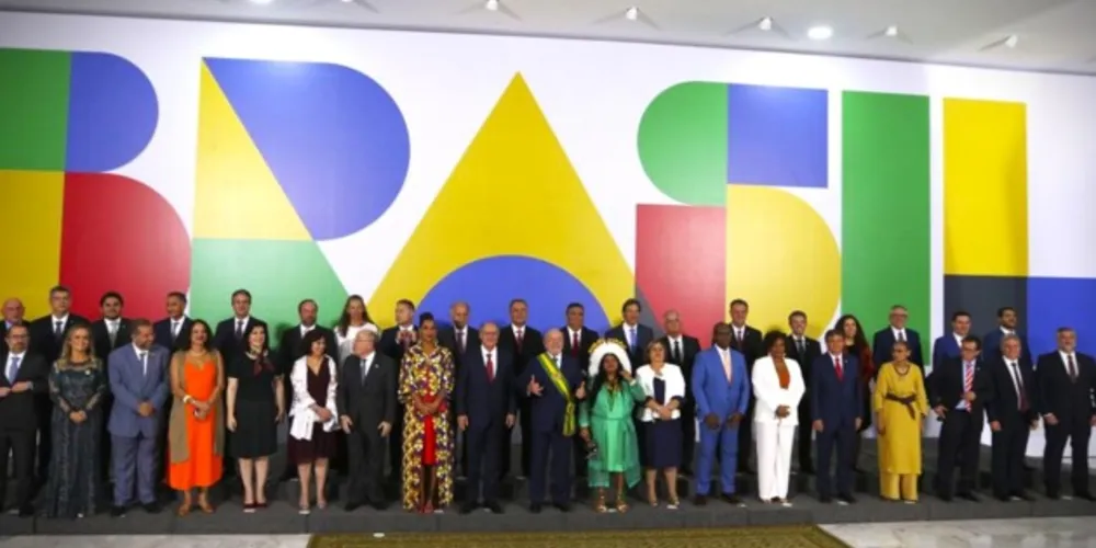 Lula e os 37 novos ministros tomaram possem no último domingo (1º)