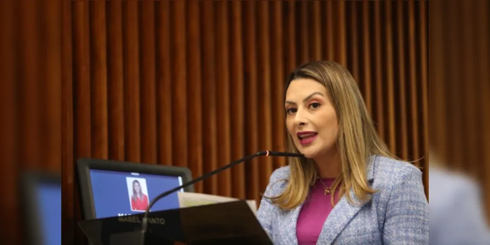 Deputada Estadual Mabel Canto (PSDB) na tribuna da Assembleia Legislativa do Paraná.