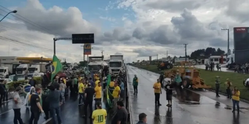 Em Ponta Grossa, manifestantes chegaram a fechar rodovias; praça, em frente de prédio militar, ainda é ocupada