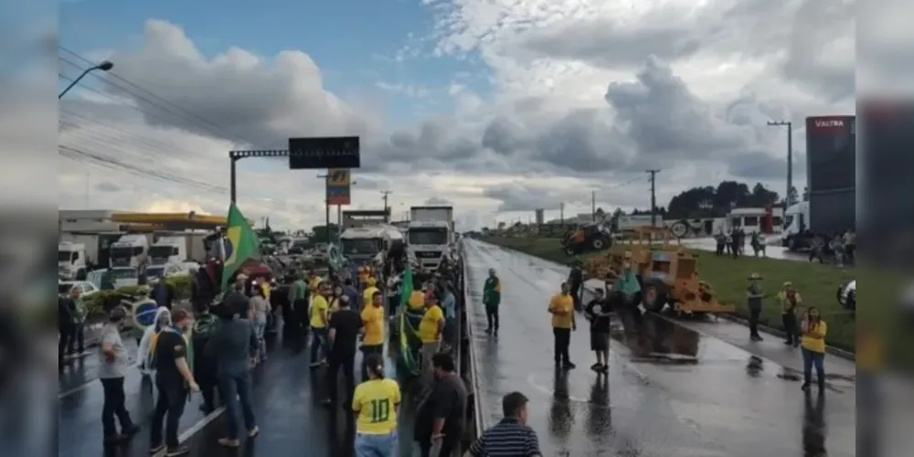 Em Ponta Grossa, manifestantes chegaram a fechar rodovias; praça, em frente de prédio militar, ainda é ocupada