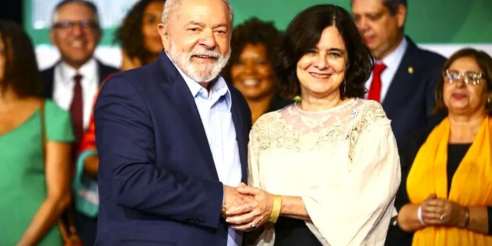 À esquerda o presidente eleito, Lula (PT), e à direita a futura ministra da Saúde, Nísia Trindade
