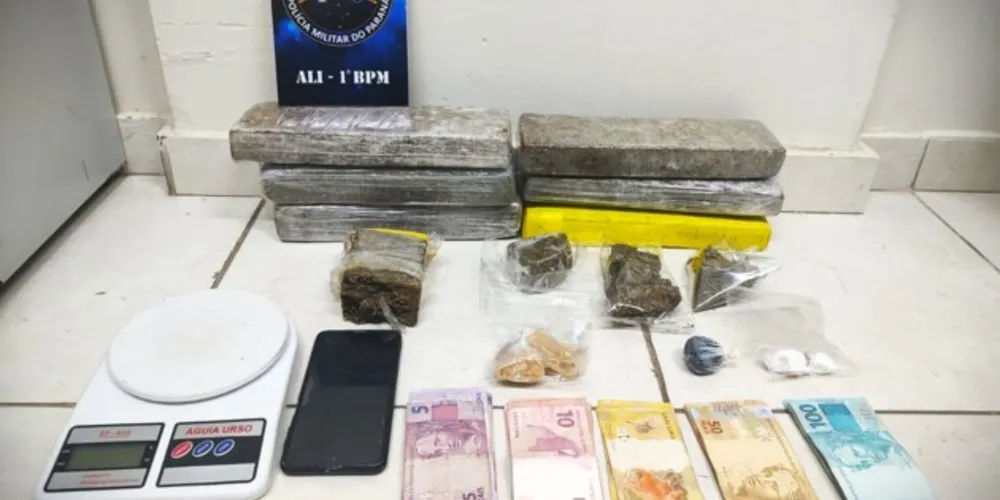 Drogas, dinheiro, um celular e uma balança de precisão foram localizadas