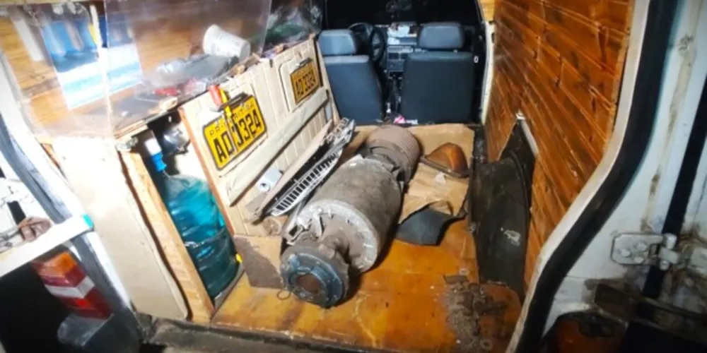 Peças estariam sendo colocadas dentro de um carro, segundo a polícia