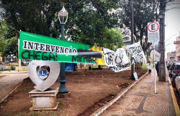 Faixas pedindo "Intervenção Militar" foram novamente colocadas na praça de Ponta Grossa