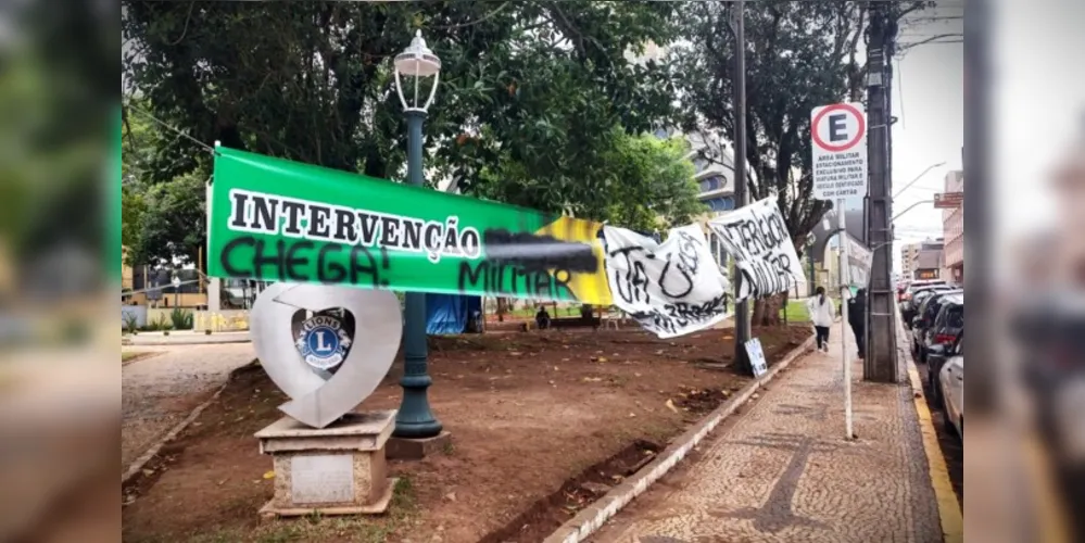 Faixas pedindo "Intervenção Militar" foram novamente colocadas na praça de Ponta Grossa