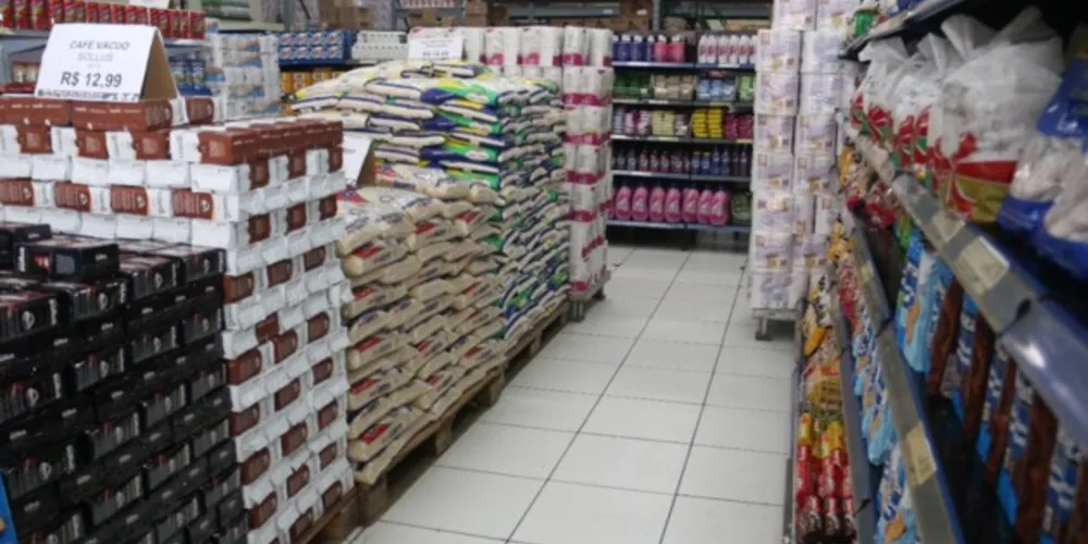 A ferramenta disponibiliza crédito aos munícipes em situação de vulnerabilidade nas lojas do Mercado da Família, ao invés da entrega de cestas básicas