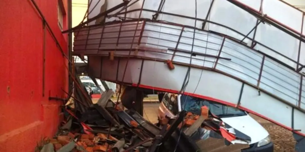 Estrutura do estabelecimento acabou caindo sobre um Chevrolet Celta