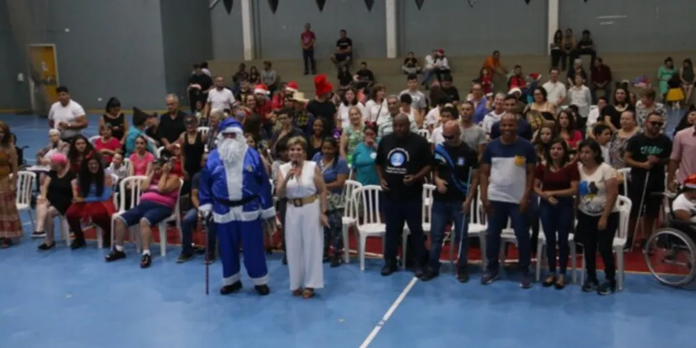 Foram realizadas várias atrações e entregues 100 cestas natalinas para os usuários do Ginásio Jamal Farjallah Bazzi, também conhecido como Ginásio da Pessoa com Deficiência.