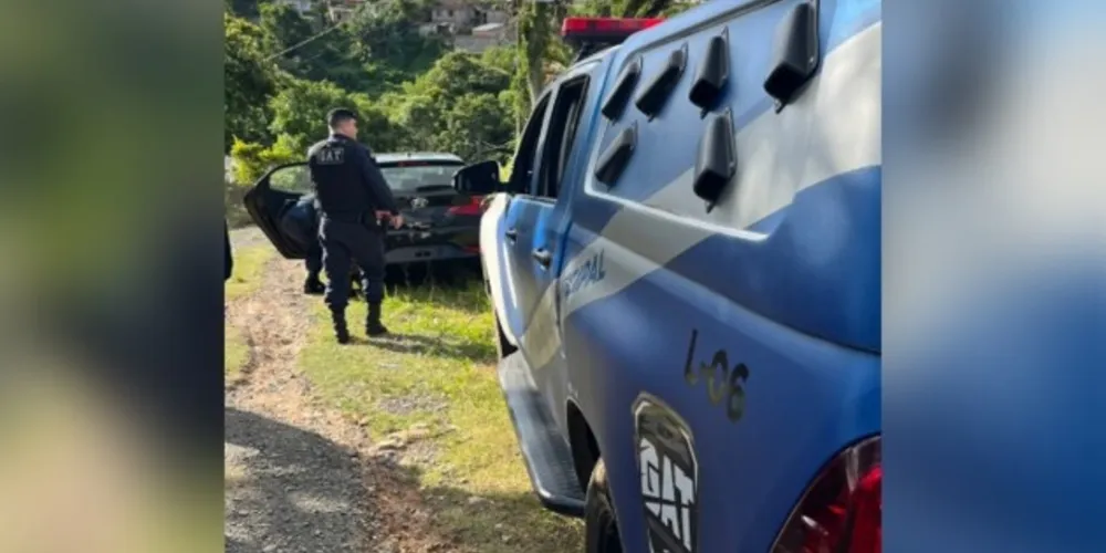 O veículo foi recuperado na rua Rua Adolfo Novakoski, na Vila Princesa.