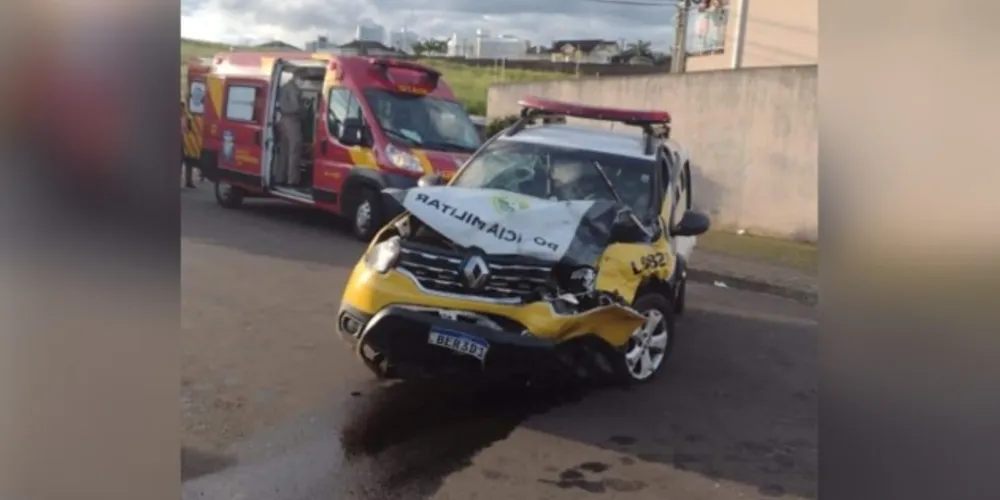 A batida danificou parcialmente a lateral e a parte frontal da viatura