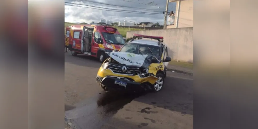 A batida danificou parcialmente a lateral e a parte frontal da viatura