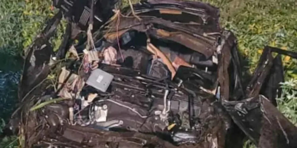 O motorista teria perdido o controle de veículo, saído da pista e capotado várias vezes.