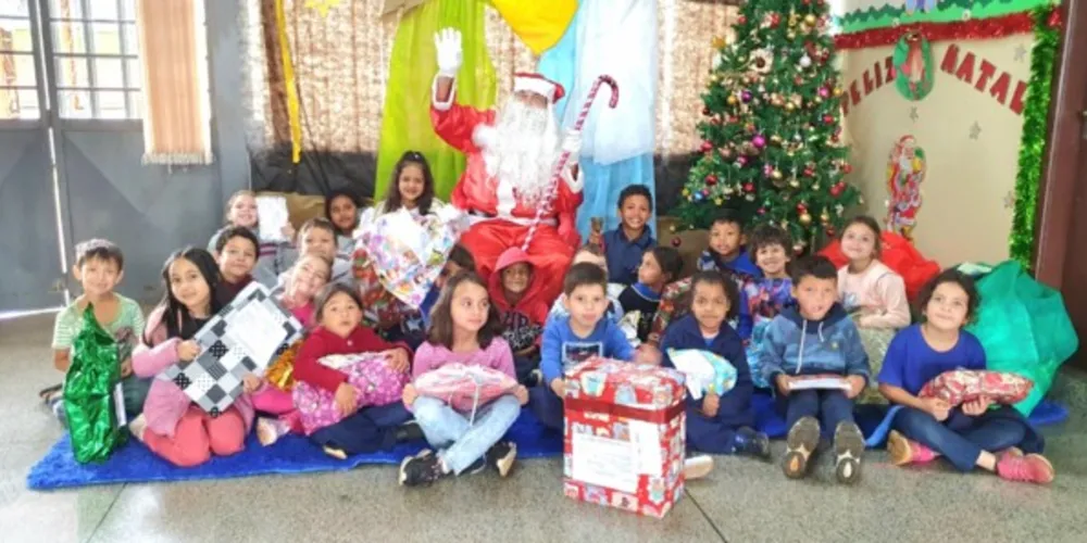Nesta segunda e terça (19 e 20) os presentes foram entregues para 1.048 crianças de sete unidades escolares.