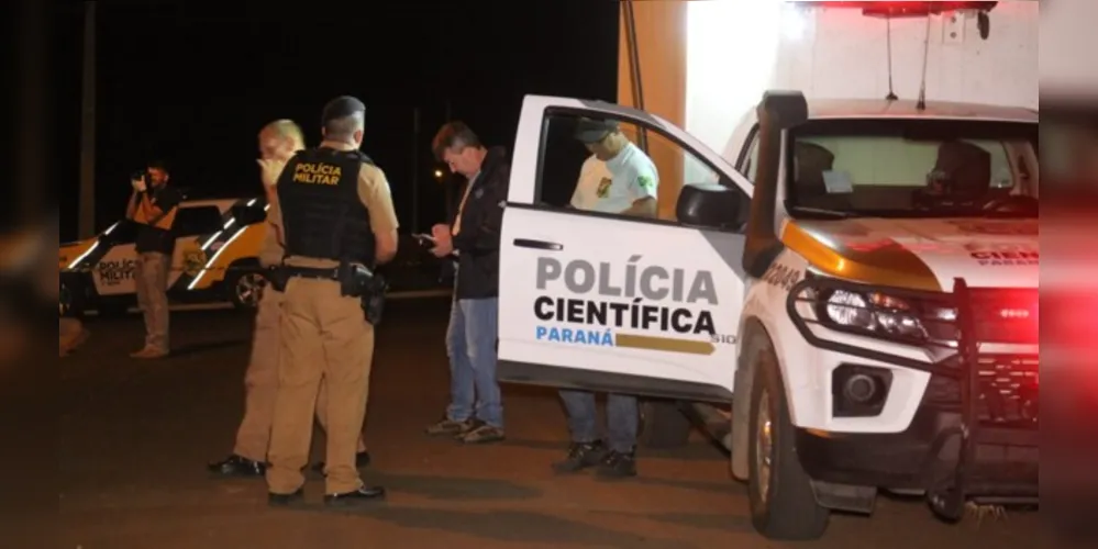 Equipes da Polícia Militar (PM) e da Polícia Científica estiveram no local da ocorrência