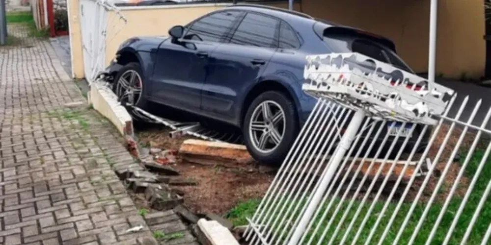 Porsche Cayenne colidiu contra um Honda Fit em Curitiba