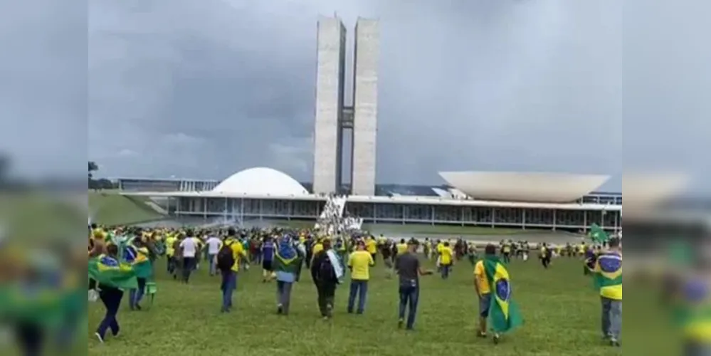 Manifestantes invadem a rampa do Congresso Nacional