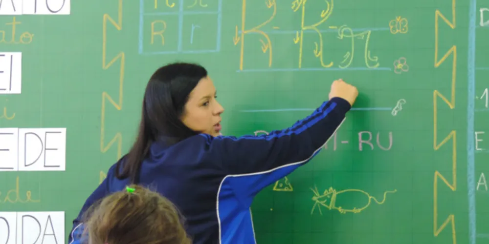 Os assistentes deverão auxiliar os alunos no aprendizado da leitura, escrita e compreensão