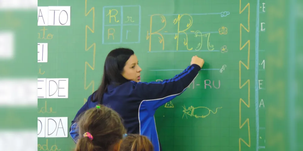 Os assistentes deverão auxiliar os alunos no aprendizado da leitura, escrita e compreensão