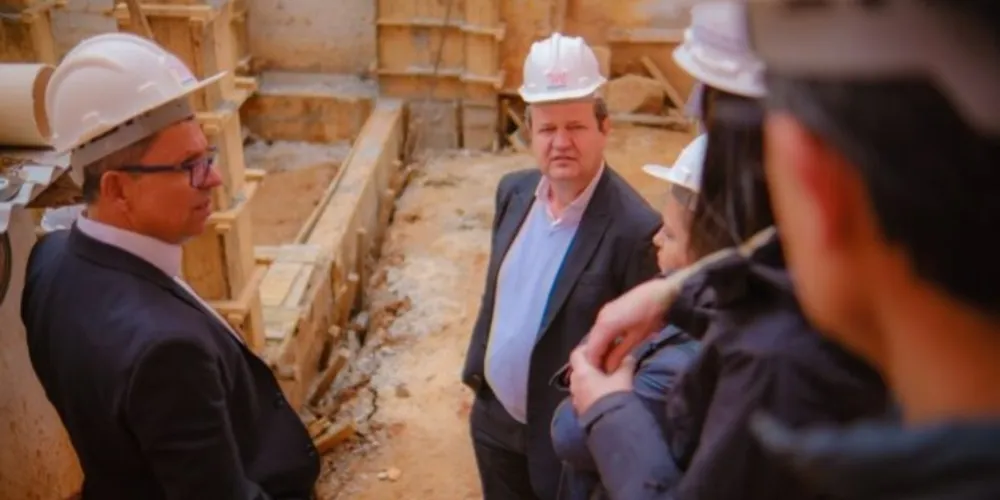 Aldo Bona e Reitor Miguel Sanches Neto em vistoria nas obras do Museu Campos Gerais