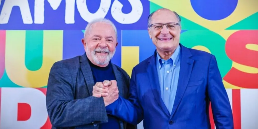 À esquerda Luiz Inácio Lula da Silva (PT) e à direita Geraldo Alckmin (PSB)