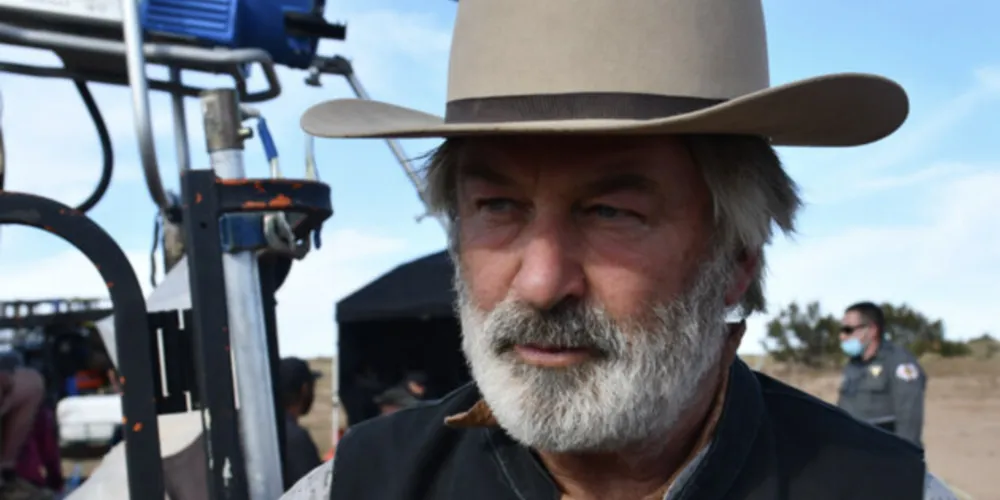 O ator Alec Baldwin, que segurava a arma que matou Hutchins e feriu Souza, foi formalmente acusado pela morte da diretora de fotografia