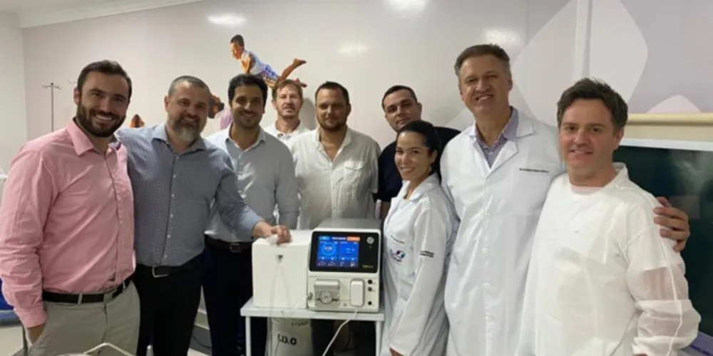 À esquerda o doutor João Brino e os demais médicos que realizaram o procedimento