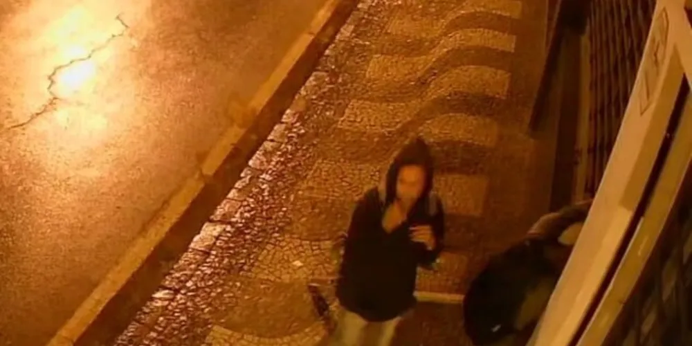 Câmeras de segurança de um dos estabelecimentos captaram o momento exato da ação